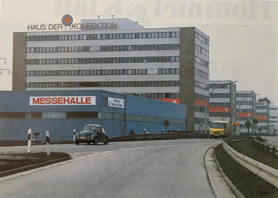 22 Messehalle außen