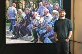 Sebastian Lorenz, figurative Malerei eines fragmentierten Körpers mit blauem Tuch vor dunklem Hintergrund, Öl auf Leinwand, zeitgenössische Kunst.