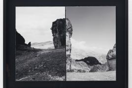 Die Arbeit von Sebastián González untersucht Erinnerung, Erosion und Transformation durch physisch bearbeitete Fotografien andiner Landschaften.