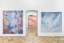 Linda Berger, Hard Facts From The Fiction Department, Ausstellungsansicht bei Suppan Fine Arts Wien mit großformatigen abstrakten Zeichnungen und farbintensiven Bildwelten.