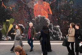 Besucher vor einem monumentalen Gemälde auf der Frieze London im Regent's Park in London