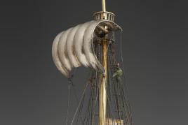 Renaissance-Schiffspokal aus dem 'Regensburger Silberfund' Silber, vergoldet, Reste originaler Polychromie. H 41 cm, Gewicht 381 g. Nürnberg, Tobias Wolff, 1609 -1623. Ergebnis € 327.600