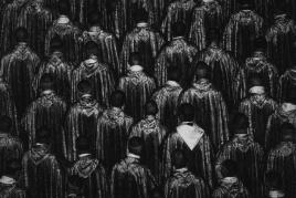 Robert Longo, Untitled (Vatican Bishops), 2016. Kohle auf montiertem Papier. 236,9 × 355,6 cm (93.27 × 140 in)