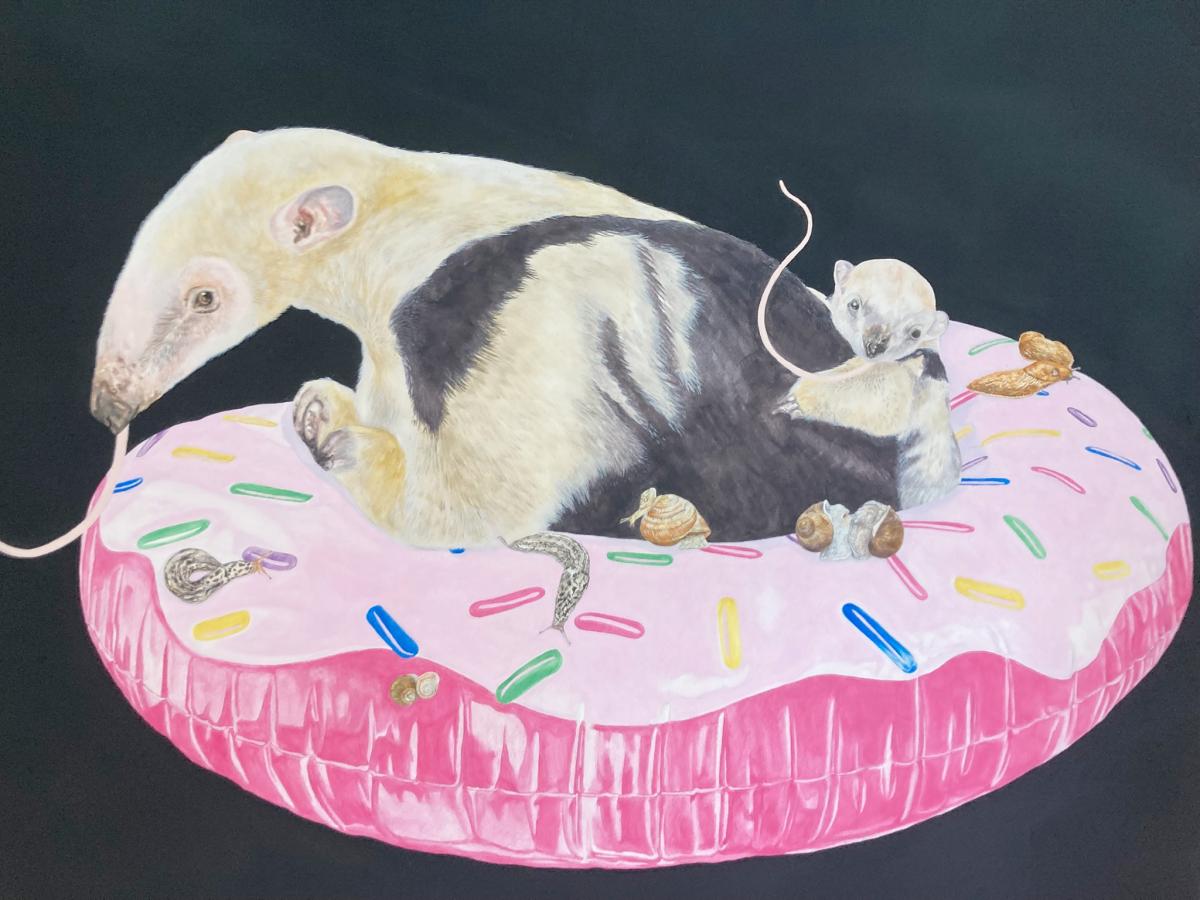 Alois Mosbacher, Ameisenbär auf rosa Donut mit Schnecken und Schlange, Ausstellung „das TIER. und wir“, Stift Millstatt 2026.