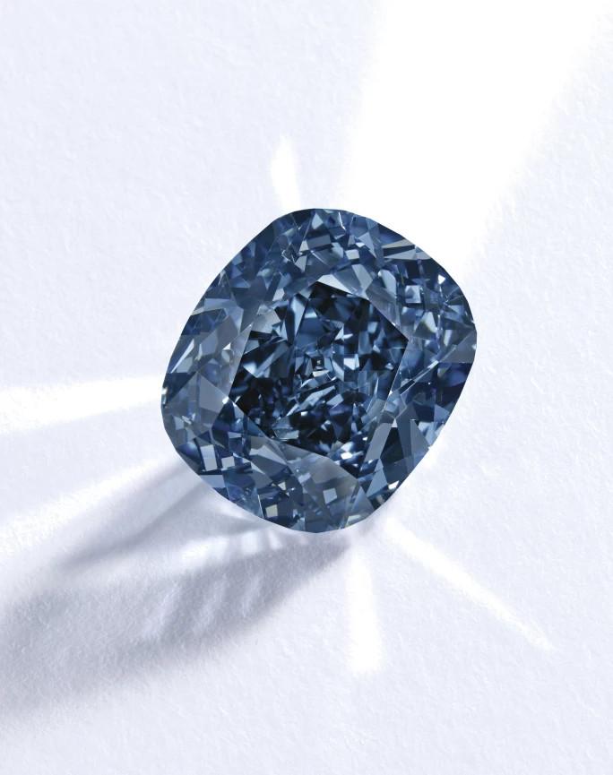 The Blue Moon of Josephine, 12,03 Karat Fancy Vivid Blue Diamond, versteigert bei Sotheby's Genf.