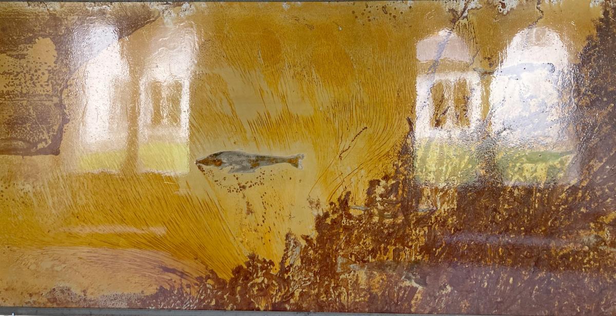 Erik Tannhäuser – Zeitgenössisches Gemälde mit schwebendem Fisch in einer abstrakten Landschaft aus Ocker-, Braun- und Goldtönen.