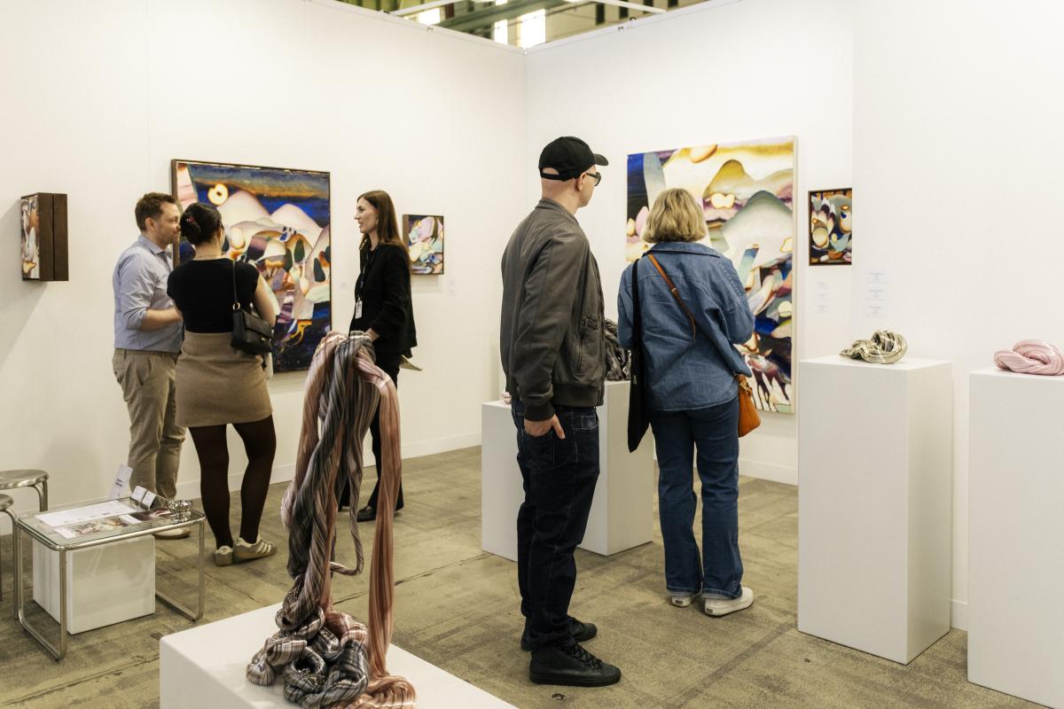 Besucher betrachten zeitgenössische Kunst auf der POSITIONS Berlin Art Fair 2026 in Berlin (c) Dominik Friess