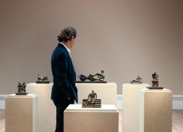 Ausstellungsansicht „Henry Moore: The Female Form“ in der Richard Green Gallery London mit Bronze-Maquetten von Henry Moore
