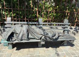 Timothy Schmalz, „Homeless Jesus“ – Skulptur eines als Obdachlosen dargestellten Christus auf einer Parkbank in Brügge