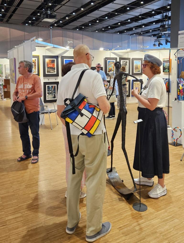 Besucher im Gespräch auf der ARTe Kunstmesse Konstanz mit zeitgenössischen Kunstwerken und Skulpturen im Bodenseeforum