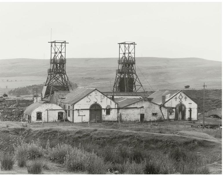 Bernd und Hilla Becher, Pozzo di Seven Sisters, Galles, 1966, Industriefotografie mit Fördergerüsten und Zechenanlage, © Estate Bernd & Hilla Becher, Courtesy Die Photographische Sammlung/SK Stiftung Kultur – Bernd & Hilla Becher Archiv, Köln