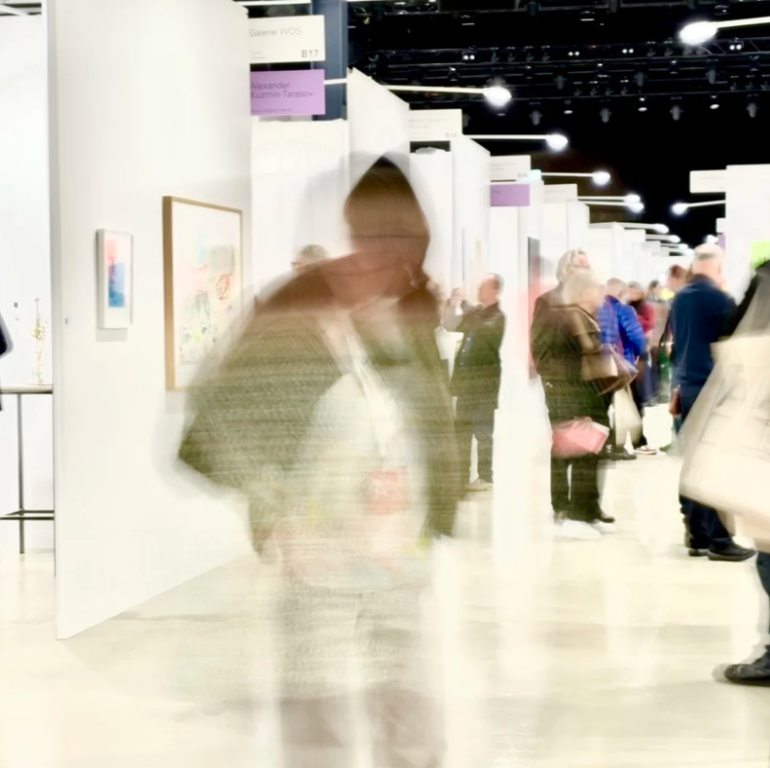 Besucher beim Art Salon Zürich 2026 zwischen den Galerieständen in der Halle 622