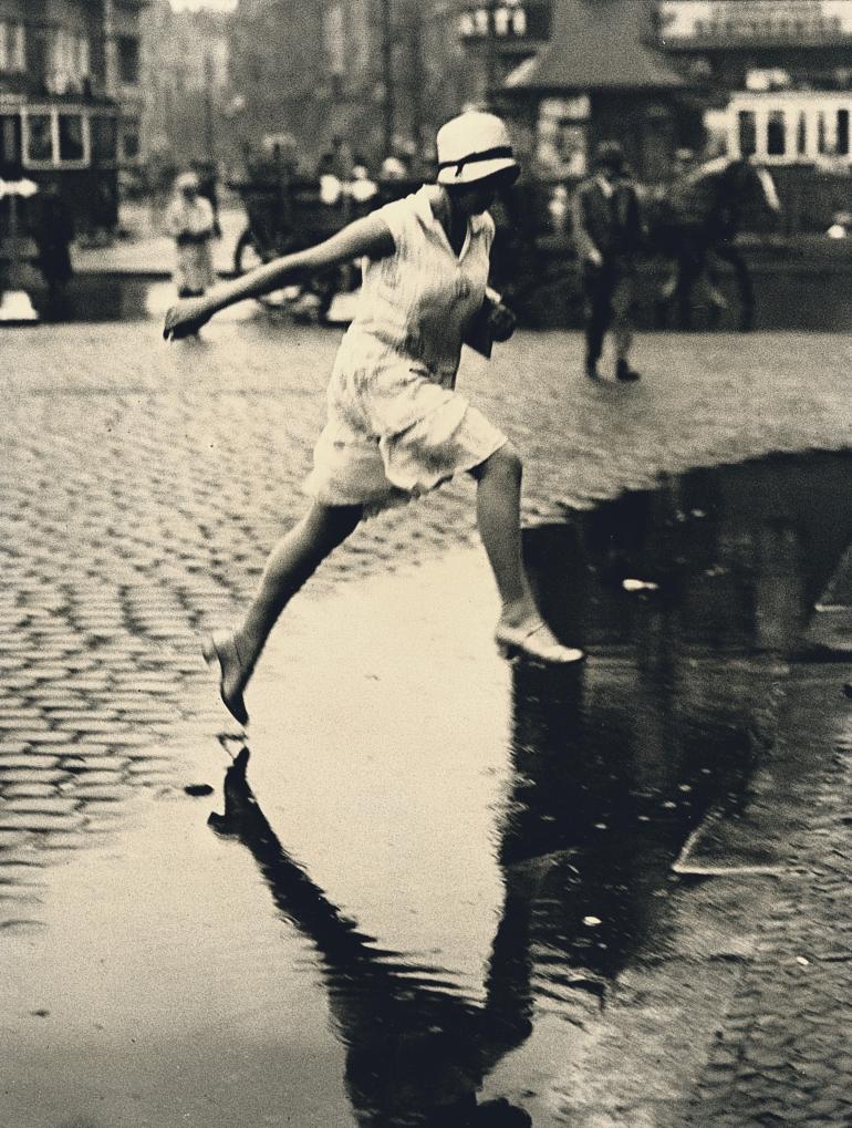 FRIEDRICH SEIDENSTÜCKER 1882–1966 Pfützenspringerin, 1930; nach 1960 (Abzug) Silbergelatineabzug | 23,8 × 18,1 cm Skrein Photo Collection Foto: Skrein Photo Collection