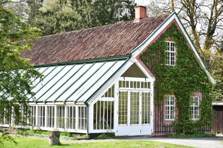 Hasses Park in Bremen-Oberneuland mit historischer Glasfassade
