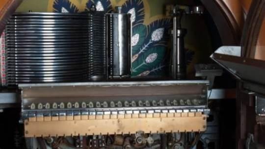 Wurlitzer Modell 750, Jukebox für Schellackplatten, Rudolph Wurlitzer Company Cincinnati, USA 1941. 24 Schellackplatten mit 24 Wahlmöglichkeiten
