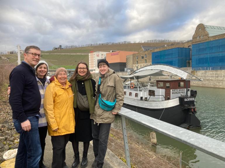 Kunst-Residenz: Der Vorstand um Isabell Ohst (2. von rechts) begrüßt Sophie Innmann (rechts), die erste Künstlerin, die auf der ARTE NOAH, dem Galerieschiff des Kunstvereins Würzburg, befristet wohnt und arbeitet. Foto: Olivier Martin